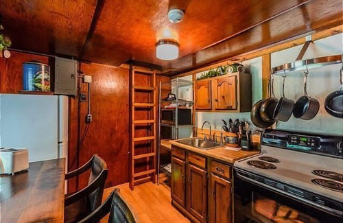 Farmington Cabin | The Pebblestone Cottage is a charming cottage with three bedrooms and two full baths.
