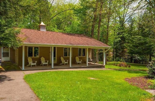 Farmington Cabin | The Pebblestone Cottage is a charming cottage with three bedrooms and two full baths.
