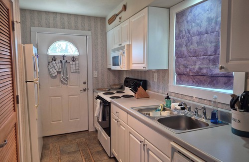Columbia Cottage | The Pelican Cottage on The Albemarle Sound with waterviews in nearly every room