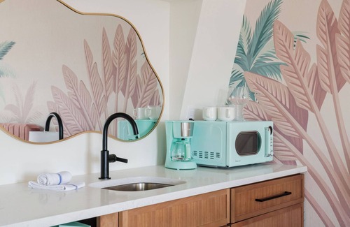 Vilano Beach Hotel | The Pelican King Studio -5 min walk to beach!