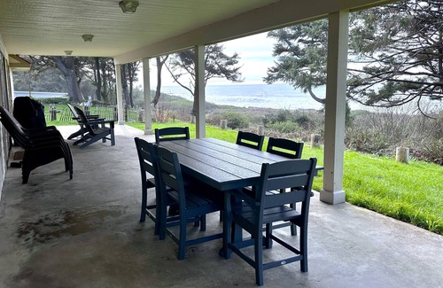 Smith River House | The Pelican! Private, Beach Access! Family Fun! Perfect Vacation! NO PETS.