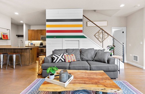 Eugene House | THE PENDLETON – WALKABLE/ARCADE LOFT/MODERN/LIGHT