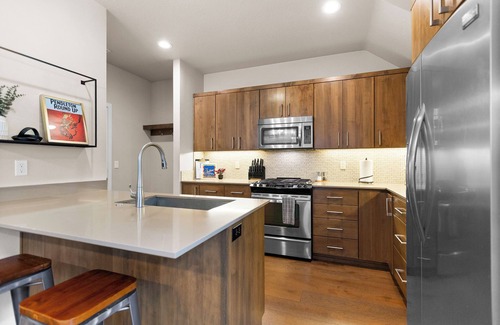 Eugene House | THE PENDLETON – WALKABLE/ARCADE LOFT/MODERN/LIGHT