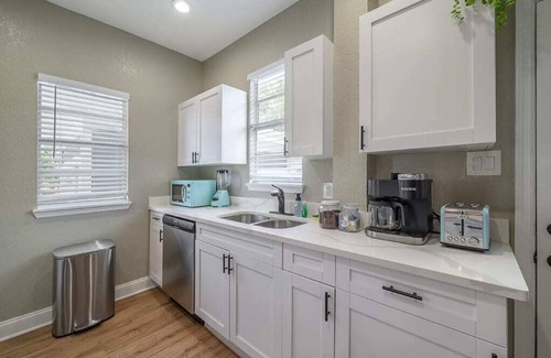 Tampa Apartment | "The Penny-farthing Flat" - 2BR |Fire Pit|Grill