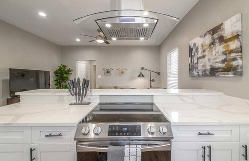 Tampa Apartment | "The Penny-farthing Flat" - 2BR |Fire Pit|Grill