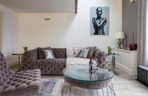 Trafford Apartment | The Penthouse, Opposite Sale Metrolink, Includes Free Parking