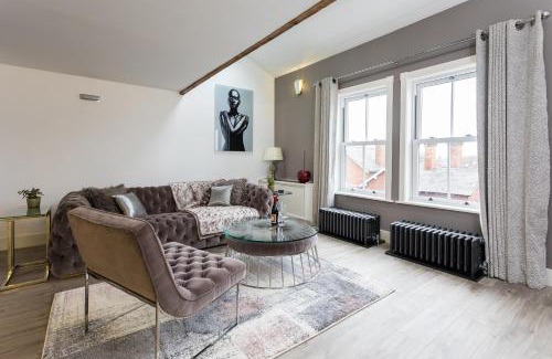 Trafford Apartment | The Penthouse, Opposite Sale Metrolink, Includes Free Parking