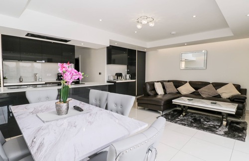 Newent Cottage | THE PENTHOUSE, STRAWBERRY HILL VINEYARD, family friendly in Newent