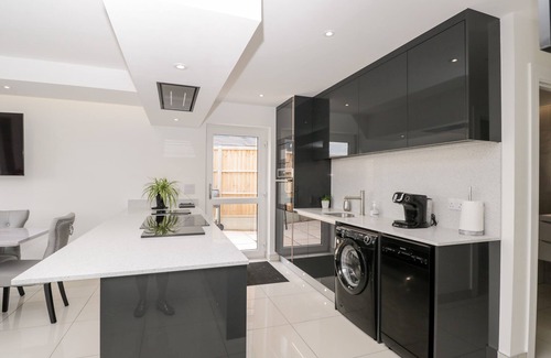 Newent Cottage | THE PENTHOUSE, STRAWBERRY HILL VINEYARD, family friendly in Newent