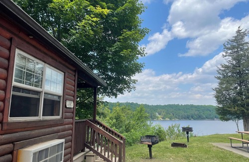 Hammond RV Rental | The Perch- Cliffside cabin with dock overlooking Black Lake