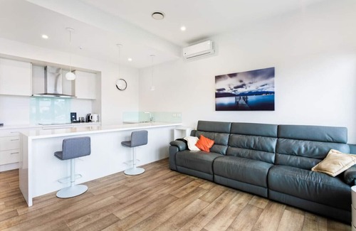 Albany Apartment | The Perfect Pad on the Shore seconds to Stadium