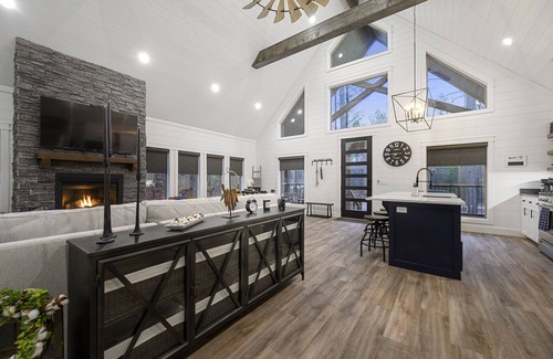 Broken Bow Cabin | The Perfect Blend-Luxury Romantic Cabin w/Hot Tub & Outdoor Gas Fireplace