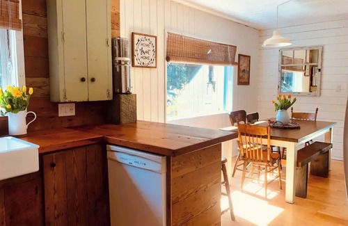 Salt Spring Island House | The Perfectly Peaceful Wildflower house