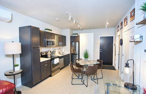 Kingfield Apartment | The Perfect City Retreat@In-Unit W/D@Super Fast WiFi@Roku TVs@Keurig+Coffee