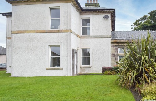 Troon Cottage | The perfect coastal getaway for friends and family.