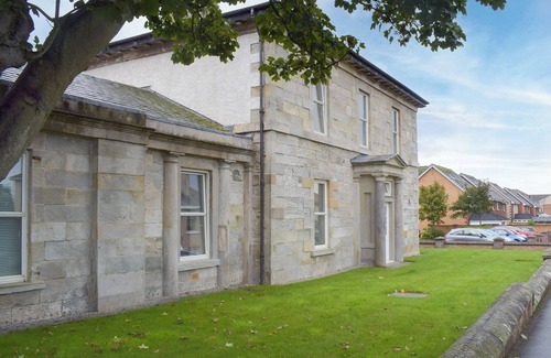 Troon Cottage | The perfect coastal getaway for friends and family.