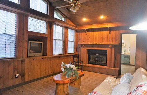 Cosby House | THE PERFECT FAMILY VACATION GETAWAY IN THE MOUNTAINS! Newly renovated w/ patio!