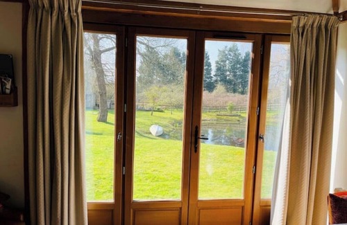 Ringmer House | The perfect getaway. Set in stunning gardens overlooking a beautiful lake