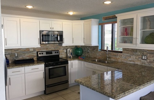 Venetian Shores House | The Perfect Getaway with Swimming Pool, Jacuzzi and Boatslip