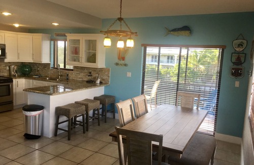 Venetian Shores House | The Perfect Getaway with Swimming Pool, Jacuzzi and Boatslip