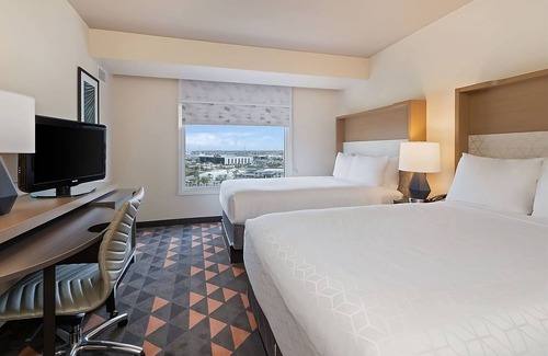 Florida Center Hotel | The Perfect Group Escape! 2 Great Rooms, Pool, Minutes to Universal Studio