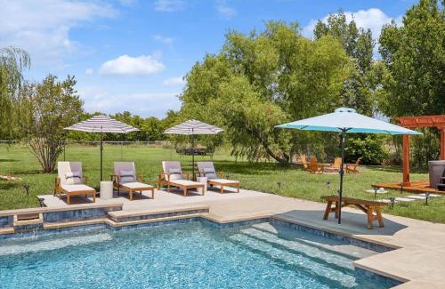 Ponder House | The Perfect Holiday Getaway 5BR 4BA with Pool and Hot Tub