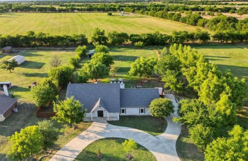Ponder House | The Perfect Holiday Getaway 5BR 4BA with Pool and Hot Tub