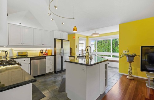 Dilworth Mountain Estates House | The Perfect Kelowna Getaway + Hot tub+2 Fireplaces