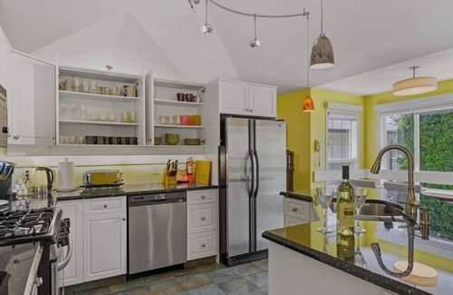 Dilworth Mountain Estates House | The Perfect Kelowna Getaway + Hot tub+2 Fireplaces