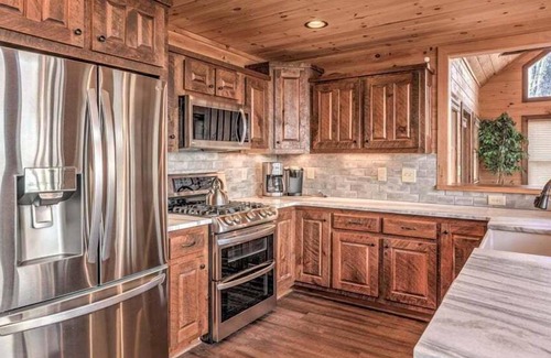 Cherry Log Cabin | The Perfect Landing - Panoramic Mountain Views | Hot Tub | Game Room | EV Charger