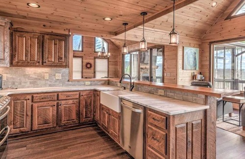 Cherry Log Cabin | The Perfect Landing - Panoramic Mountain Views | Hot Tub | Game Room | EV Charger