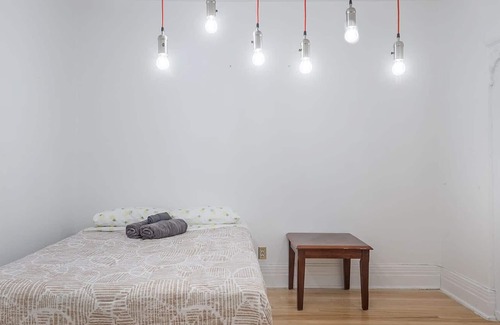 De Lorimier Apartment | The Perfect Little Bedroom ~ Metro Station Nearby