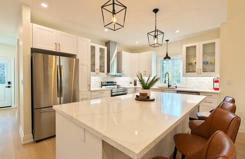 Huntsville Cottage | The Perfect Luxury Muskoka Spa Retreat w/Covered Lanai, Hot Tub, Sauna & Firepit
