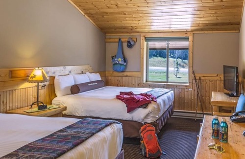 Moran Cabin | The Perfect Nature Retreat! Dining Options, Bar, and Parking Included!