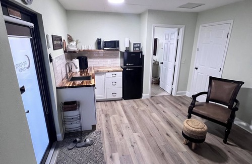 Port Saint Lucie Apartment | The Perfect Place now with a king size bed