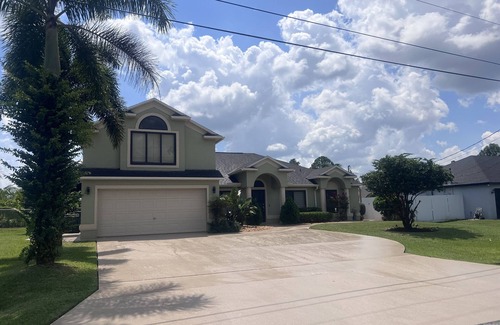 Port Saint Lucie Apartment | The Perfect Place now with a king size bed