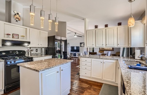 Lakewood House | “ The Perfect Spot” In the heart of the city!