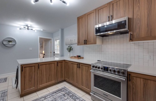 Fort Mill House | The Periwinkle Cottage, 3BR, 2BA Fort Mill Retreat. Close to Downtown!