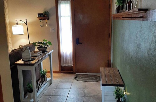 Laura House | The Perry House- Charming 3-bedroom house with AC and WiFi in serene Monica
