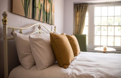 Montacute Bed & Breakfast | The Phelips Arms