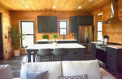 Talking Rock Cabin | The Pickleball Lodge on beautiful North Georgia Mountains. 5 minutes from Winery