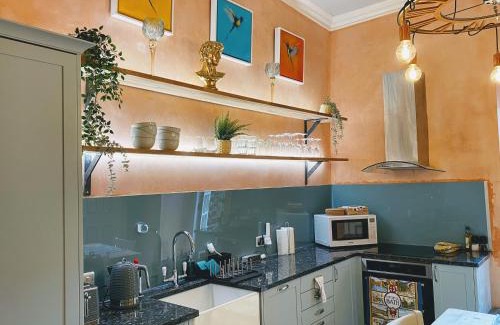 Bath Apartment | The Pickwick House 2 bedroom free parking