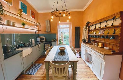 Bath Apartment | The Pickwick House 2 bedroom free parking