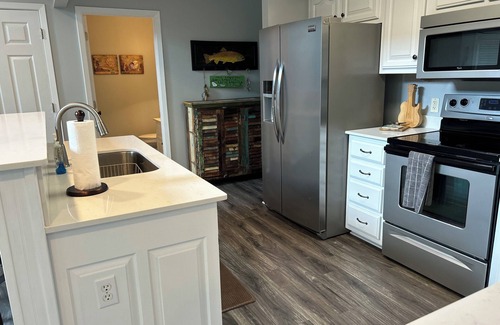 Lutts House | The Pickwick Porch is a cozy 3-bedroom, 2.5-bath home, minutes from the water