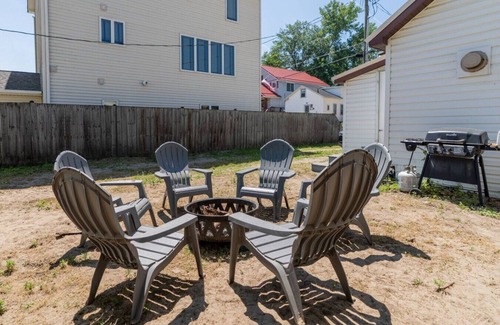 Irving House | The Pietroman: Cottage in Sunset Bay with Fire Pit