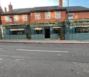 Mortlake Hotel | The Pig and Whistle