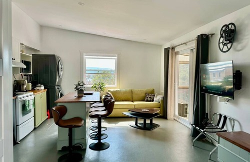 Grandes-Bergeronnes Apartment | The Pilot's Cabin with Solarium