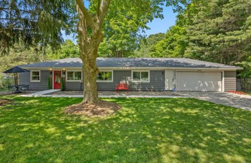 Saugatuck House | The Pines-Petsfenced yardhot tub town