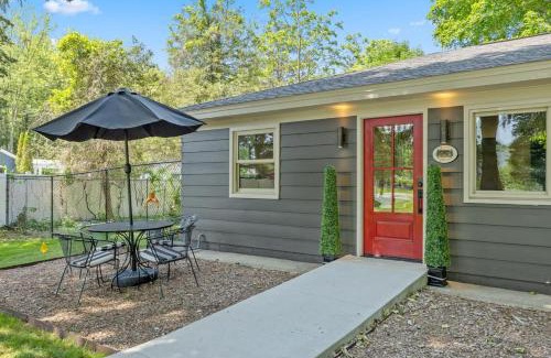 Saugatuck House | The Pines-Petsfenced yardhot tub town
