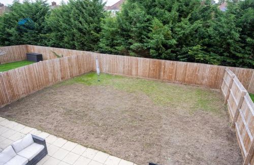 Northampton Villa | The Pines Villa 1 , Brand New 3BR , Home Cinema, Games & EV , Parking for 4 , Sleeps 10